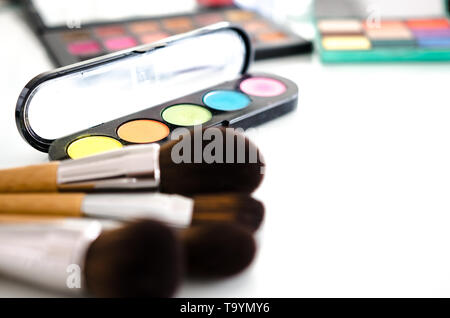 Make-up Kosmetika auf weißem Hintergrund. Kopieren Sie Platz. Schönheit Werkzeuge Paletten Sammlung Stockfoto