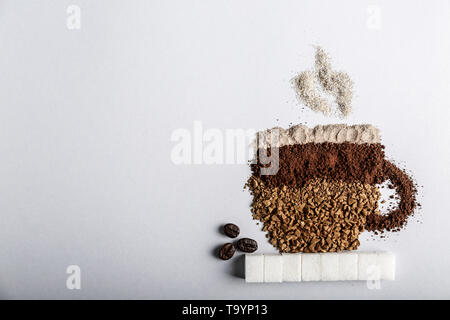 Schale aus verschiedenen Arten von Kaffee auf weißem Hintergrund Stockfoto