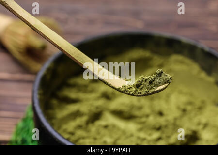 Chashaku mit Matcha-tee, Nahaufnahme Stockfoto