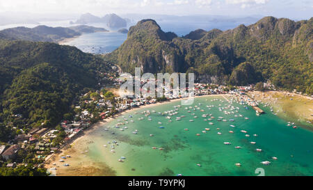 Viele Boote in die türkisfarbene Lagune. Meereslandschaft mit Blue Bay und Boote Blick von oben. El Nido, Palawan, Philippinen. Traditionelle philippinische Holz- Auslegerboot, das die Banca genannt. Sommer und Reisen Urlaub Begriff Stockfoto