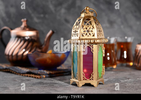 Muslimische Lampe wie Ramadan Symbol auf Graue Tabelle Stockfoto
