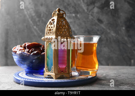 Zusammensetzung mit muslimischen Lampe, getrocknete Früchte und Tee auf grau Tabelle Stockfoto