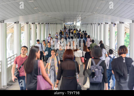 Bangkok, Thailand - 16. Mai 2019: Eine Menge Leute am Weg der Sky Train in Bangkok City Stockfoto