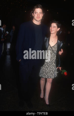 West Hollywood, Kalifornien, USA, 26. April 1994 Brendan Fraser Schauspieler und Schauspielerin Moira Kelly an Warner Bros. Pictures' "mit Auszeichnung" Premiere am 26. April 1994 in der DGA-Theater in West Hollywood, Kalifornien, USA. Foto von Barry King/Alamy Stock Foto Stockfoto