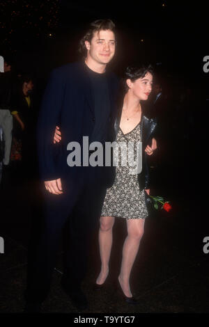 West Hollywood, Kalifornien, USA, 26. April 1994 Brendan Fraser Schauspieler und Schauspielerin Moira Kelly an Warner Bros. Pictures' "mit Auszeichnung" Premiere am 26. April 1994 in der DGA-Theater in West Hollywood, Kalifornien, USA. Foto von Barry King/Alamy Stock Foto Stockfoto