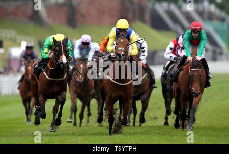 Leodis Dream von Jockey Daniel Tudhope (Mitte) auf dem Weg zum Gewinnen der Boodles Diamond Behinderung bei boodles Stadt Tag an der Rennbahn von Chester, Chester geritten Stockfoto