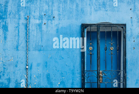 Vintage blaue Tür und Wand Stockfoto