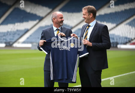 Neue Schottland Manager Steve Clarke (links) und Schottischen FA Chief Executive Ian Maxwell (rechts) halten einen Shirt während der Pressekonferenz im Hampden Park, Glasgow. Stockfoto