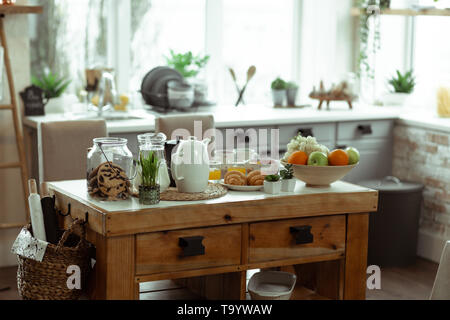 Foto von stilvoll mit Holz Tisch in der Küche platziert werden Stockfoto