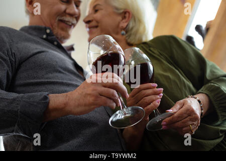 Nahaufnahme der verheirateten Paar hält Gläser Wein Stockfoto