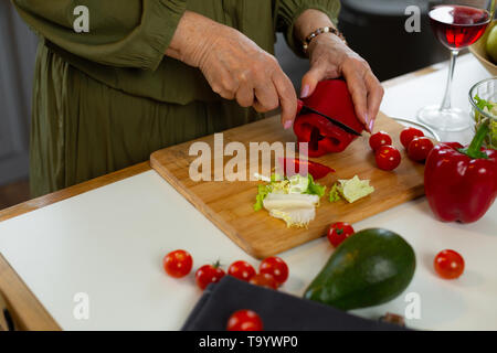 Nahaufnahme der weiblichen Schneiden von Gemüse für die romantischen Abendessen Stockfoto
