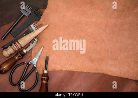 Stücke von Leder- und Arbeitsinstrumente. Der Craftman Arbeitsbereich. Stockfoto