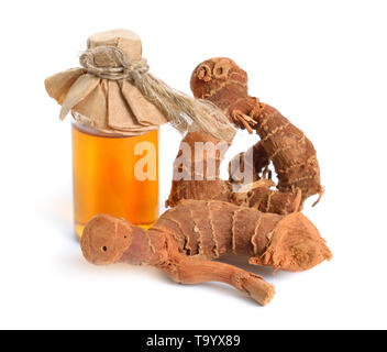 Alpinia officinarum, bekannt als weniger Galgant, oder Havlucan. Getrocknete Wurzel. Auf weißem Hintergrund, Stockfoto