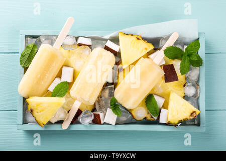 Hausgemachte Ananas Kokosnuss Eis am Stiel Stockfoto