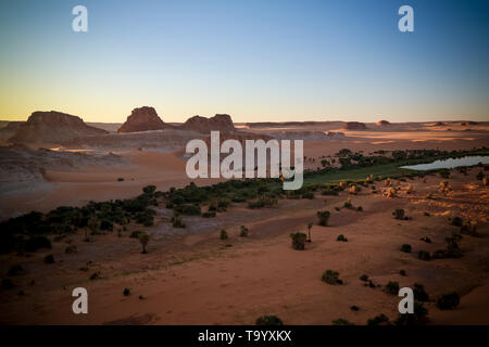 Antenne Panoramablick auf See Boukkou Gruppe von Ounianga Serir Seen bei Sonnenaufgang, Ennedi, Tschad Stockfoto