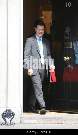 Staatssekretär für Wohnungswesen, Gemeinschaften und lokale Regierung James Brokenshire Blätter der Kabinettssitzung in 10 Downing Street, London. Stockfoto