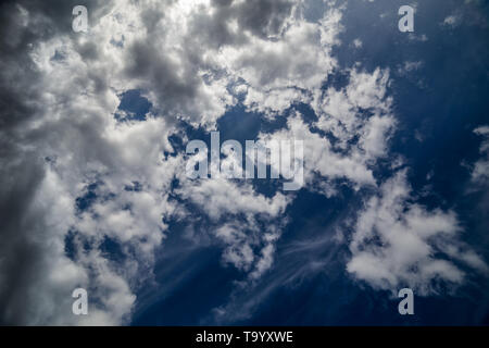 Gemischte zenith Wolken am Mittag Tageslicht. Stockfoto