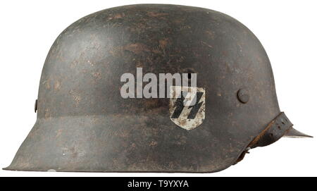 Ein stahlhelm M42 für die Mitglieder der Waffen-SS-Schiefer-grau lackierter Stahl Schädel (Flugrost) mit Maker's Stempel (unleserlich, wahrscheinlich "ET" für Thale Iron Works) und '35892'. Die SS-Emblem ist fast vollständig erhalten. Komplette Innenauskleidung (Stockig) mit kinnband. historischen, historische, 20. Jahrhundert, 1930S, 1940s, Waffen-SS, bewaffneten Division der SS, bewaffneten Service, Streitkräfte, NS, Nationalsozialismus, Nationalsozialismus, Drittes Reich, Deutsche Reich, Deutschland, Militär, Militaria, Utensilien, Ausrüstung, Geräte, Objekt, Objekte, Stills, Clipping, Clippings, Ausschneiden, Ausschneiden, Ausschnitten,, Editorial-Use - Nur Stockfoto