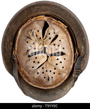 Ein stahlhelm M42 für die Mitglieder der Waffen-SS-Schiefer-grau lackierter Stahl Schädel (Flugrost) mit Maker's Stempel (unleserlich, wahrscheinlich "ET" für Thale Iron Works) und '35892'. Die SS-Emblem ist fast vollständig erhalten. Komplette Innenauskleidung (Stockig) mit kinnband. historischen, historische, 20. Jahrhundert, 1930S, 1940s, Waffen-SS, bewaffneten Division der SS, bewaffneten Service, Streitkräfte, NS, Nationalsozialismus, Nationalsozialismus, Drittes Reich, Deutsche Reich, Deutschland, Militär, Militaria, Utensilien, Ausrüstung, Geräte, Objekt, Objekte, Stills, Clipping, Clippings, Ausschneiden, Ausschneiden, Ausschnitten,, Editorial-Use - Nur Stockfoto