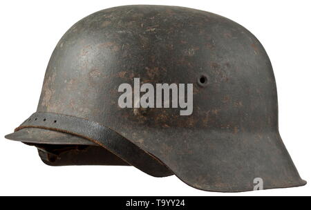 Ein stahlhelm M42 für die Mitglieder der Waffen-SS-Schiefer-grau lackierter Stahl Schädel (Flugrost) mit Maker's Stempel (unleserlich, wahrscheinlich "ET" für Thale Iron Works) und '35892'. Die SS-Emblem ist fast vollständig erhalten. Komplette Innenauskleidung (Stockig) mit kinnband. historischen, historische, 20. Jahrhundert, 1930S, 1940s, Waffen-SS, bewaffneten Division der SS, bewaffneten Service, Streitkräfte, NS, Nationalsozialismus, Nationalsozialismus, Drittes Reich, Deutsche Reich, Deutschland, Militär, Militaria, Utensilien, Ausrüstung, Geräte, Objekt, Objekte, Stills, Clipping, Clippings, Ausschneiden, Ausschneiden, Ausschnitten,, Editorial-Use - Nur Stockfoto