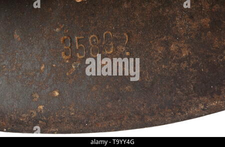 Ein stahlhelm M42 für die Mitglieder der Waffen-SS-Schiefer-grau lackierter Stahl Schädel (Flugrost) mit Maker's Stempel (unleserlich, wahrscheinlich "ET" für Thale Iron Works) und '35892'. Die SS-Emblem ist fast vollständig erhalten. Komplette Innenauskleidung (Stockig) mit kinnband. historischen, historische, 20. Jahrhundert, 1930S, 1940s, Waffen-SS, bewaffneten Division der SS, bewaffneten Service, Streitkräfte, NS, Nationalsozialismus, Nationalsozialismus, Drittes Reich, Deutsche Reich, Deutschland, Militär, Militaria, Utensilien, Ausrüstung, Geräte, Objekt, Objekte, Stills, Clipping, Clippings, Ausschneiden, Ausschneiden, Ausschnitten,, Editorial-Use - Nur Stockfoto