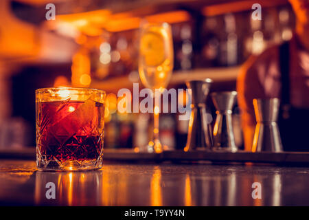 In der Nähe von Glas mit Whisky in der Bar Counter Stockfoto