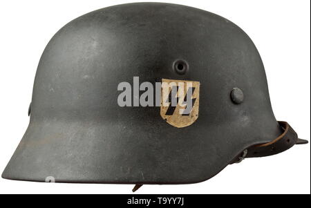 Ein stahlhelm M 40 für Mitglieder der Waffen-SS mit beiden Embleme Feld - Grau lackierter Stahl Schädel (vier kleine Beulen) mit Maker's Stempel "NS 62" (Schwerte Nickel Werke) und "N95". Beide Embleme sind fast vollständig erhalten. Komplette Innenauskleidung mit kinnriemen. Eine der wenigen M 40 Helme in 1940 mit zwei Embleme geliefert. historischen, historische, 20. Jahrhundert, 1930S, 1940s, Waffen-SS, bewaffneten Division der SS, bewaffneten Service, Streitkräfte, NS, Nationalsozialismus, Nationalsozialismus, Drittes Reich, Deutsche Reich, Deutschland, Militär, Militaria, Utensilien, Ausrüstung, Geräte, Objekt, Objekte, Editorial-Use - Nur Stockfoto