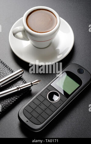 Geschäft noch Leben: Telefon, Stift, Veranstalter, Kaffee. Stockfoto