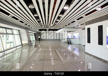 Chinesen und fremden Reisenden zu Fuß innerhalb der An- und Abreise von Jieyang Chaoshan International Airport in Shantou oder swatow am 6. Mai, 2. Stockfoto