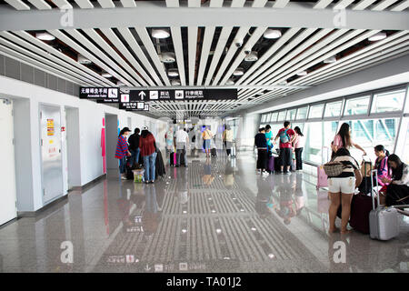 Chinesen und fremden Reisenden zu Fuß innerhalb der An- und Abreise von Jieyang Chaoshan International Airport in Shantou oder swatow am 6. Mai, 2. Stockfoto