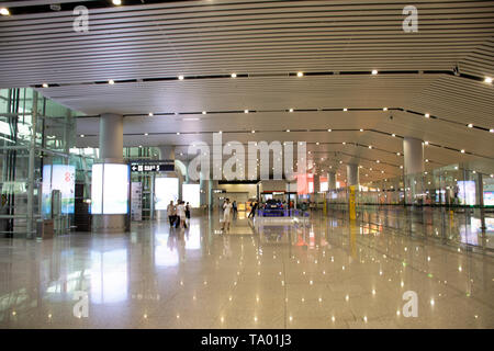 Chinesen und fremden Reisenden zu Fuß innerhalb der An- und Abreise von Jieyang Chaoshan International Airport in Shantou oder swatow am 6. Mai, 2. Stockfoto