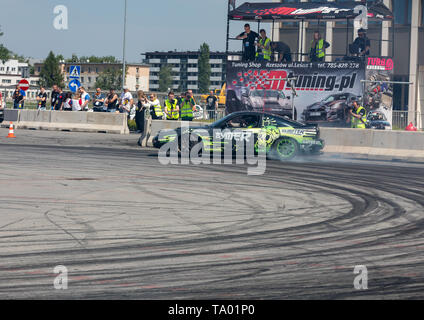 Krakau, Polen - 18. Mai 2019: Drift Auto in Aktion auf der 5th Edition von Moto Show in Krakau. Polen. Stockfoto