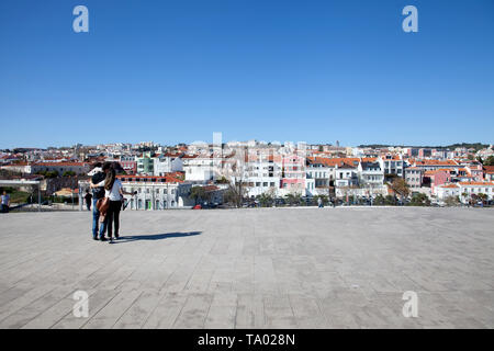 Die Leute von Oben der Maat mit Aussicht über Lissabon, Portugal Stockfoto
