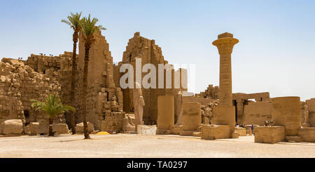 Luxor, Ägypten - 16. April 2019: Der große Hof an der Amun Tempel, Luxor, Ägypten Stockfoto