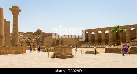 Luxor, Ägypten - 16. April 2019: Große Hof an der Karnak Tempel, Luxor, Ägypten Stockfoto