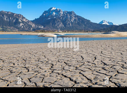 Blick über chemische den Forggensee zum Schloss Neuschwanstein, Bayern, Deutschland Stockfoto