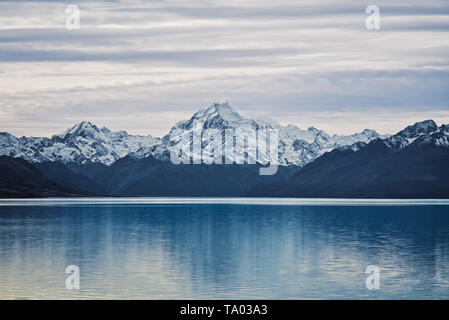 Mount Cook widerspiegelt in Lake Pukaki Stockfoto