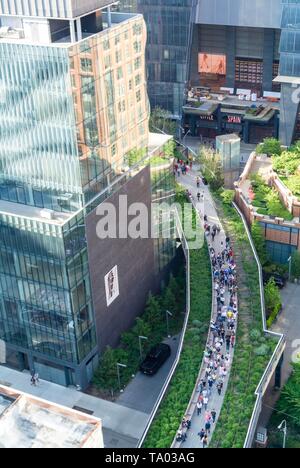 Die High Line, städtischen Park saniert Von einem verlassenen erhöhten Schiene Linie in Chelsea, Manhattan, New York City, NY/USA Stockfoto