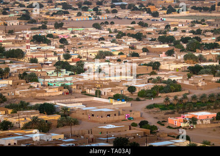 Luftaufnahme von einem typischen Dorf im Sudan, in der Nähe des Nil, mit flachen Lehm Bauten und bunten Türen, Afrika Stockfoto