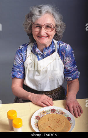 Porträt eines alten amerikanischen DAME MIT ETWAS ESSEN, USA Stockfoto