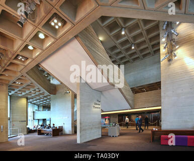 Öffentliche Foyer des Londoner National Theatre am Südufer der Themse. Berühmte brutalist Gebäude von Denys Lasdun. Im Jahr 1976 eröffnet. Stockfoto