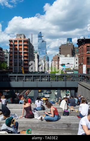 Menschen entspannend an der High Line, städtischen Park saniert Von einem verlassenen erhöhten Schiene Linie in Chelsea, Manhattan, New York City, NY/USA Stockfoto