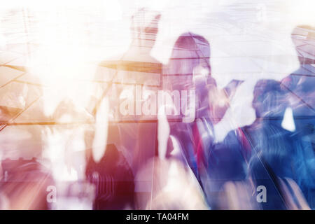 Unternehmer, die im Büro arbeiten. Konzept der Teamarbeit und Partnerschaft. Double Exposure Stockfoto