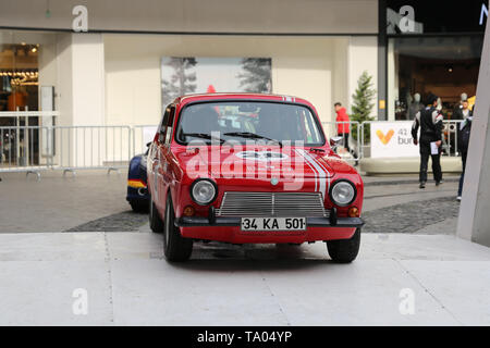 KOCAELI, Türkei - 17. NOVEMBER 2018: Historische Anadol in zeremoniellen Start von Kocaeli Rallye Stockfoto