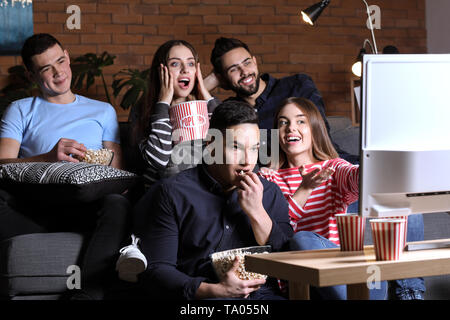 Freunde Fernsehen und essen Popcorn zu Hause Stockfoto