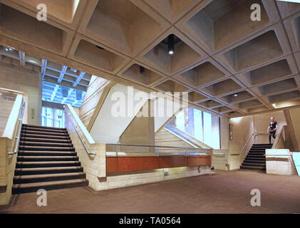 Öffentliche Foyer des Londoner National Theatre am Südufer der Themse. Berühmte brutalist Gebäude von Denys Lasdun. Im Jahr 1976 eröffnet. Stockfoto