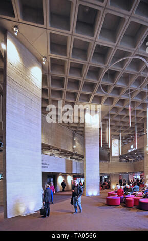 Öffentliche Foyer des Londoner National Theatre am Südufer der Themse. Berühmte brutalist Gebäude von Denys Lasdun. Im Jahr 1976 eröffnet. Stockfoto