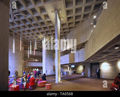 Öffentliche Foyer des Londoner National Theatre am Südufer der Themse. Berühmte brutalist Gebäude von Denys Lasdun. Im Jahr 1976 eröffnet. Stockfoto