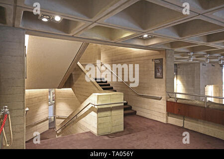 Öffentliche Foyer des Londoner National Theatre am Südufer der Themse. Berühmte brutalist Gebäude von Denys Lasdun. Im Jahr 1976 eröffnet. Stockfoto