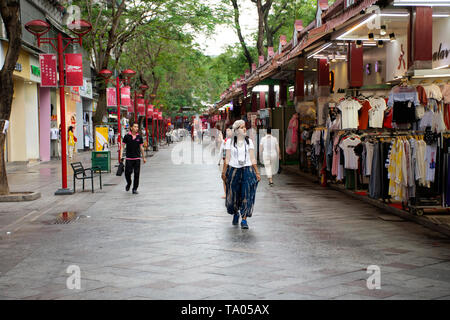 Chinesen und Reisende Ausländer Reisen besuchen und zu Fuß einkaufen Produkt- und Souvenir an HuaQiao Xin Lu BuXingJie nacht Street Market am 7. Mai Stockfoto